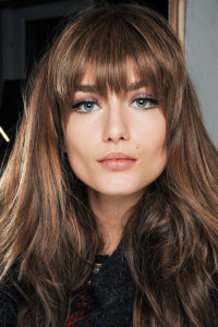 coiffure frange sauvage